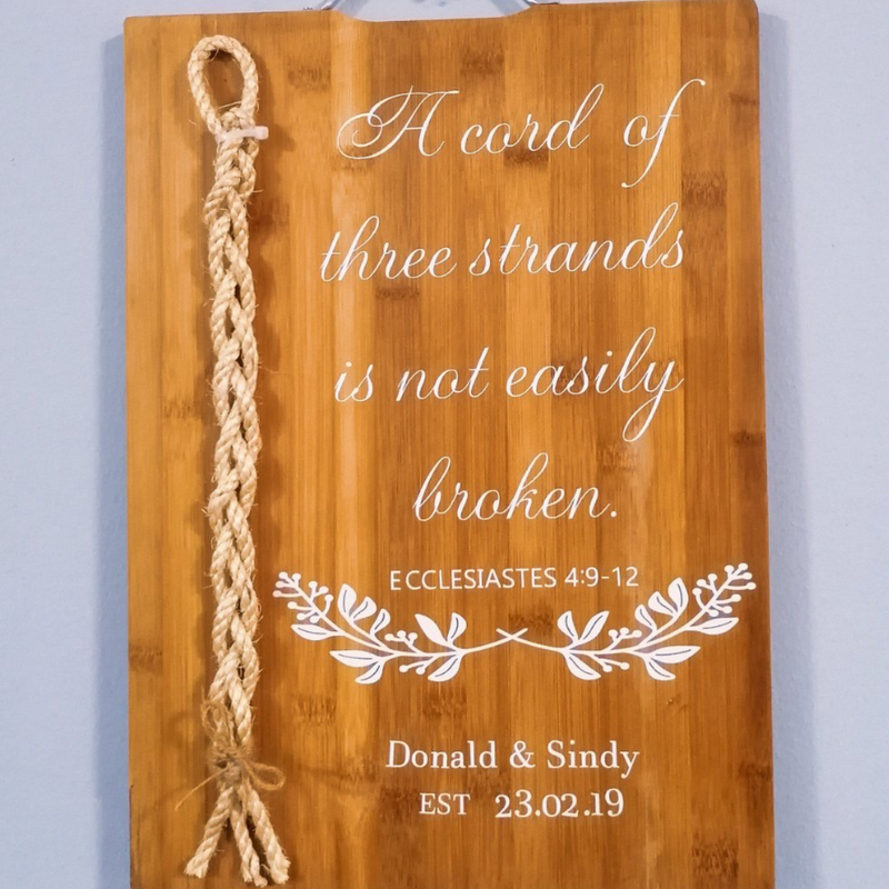 Personalised Cutting Board "Three cords"